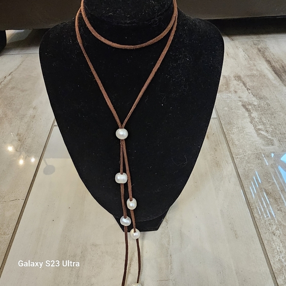 Set of necklace, bracelet, earrings, and ring in leather cord and pearls. - Picture 8 of 11